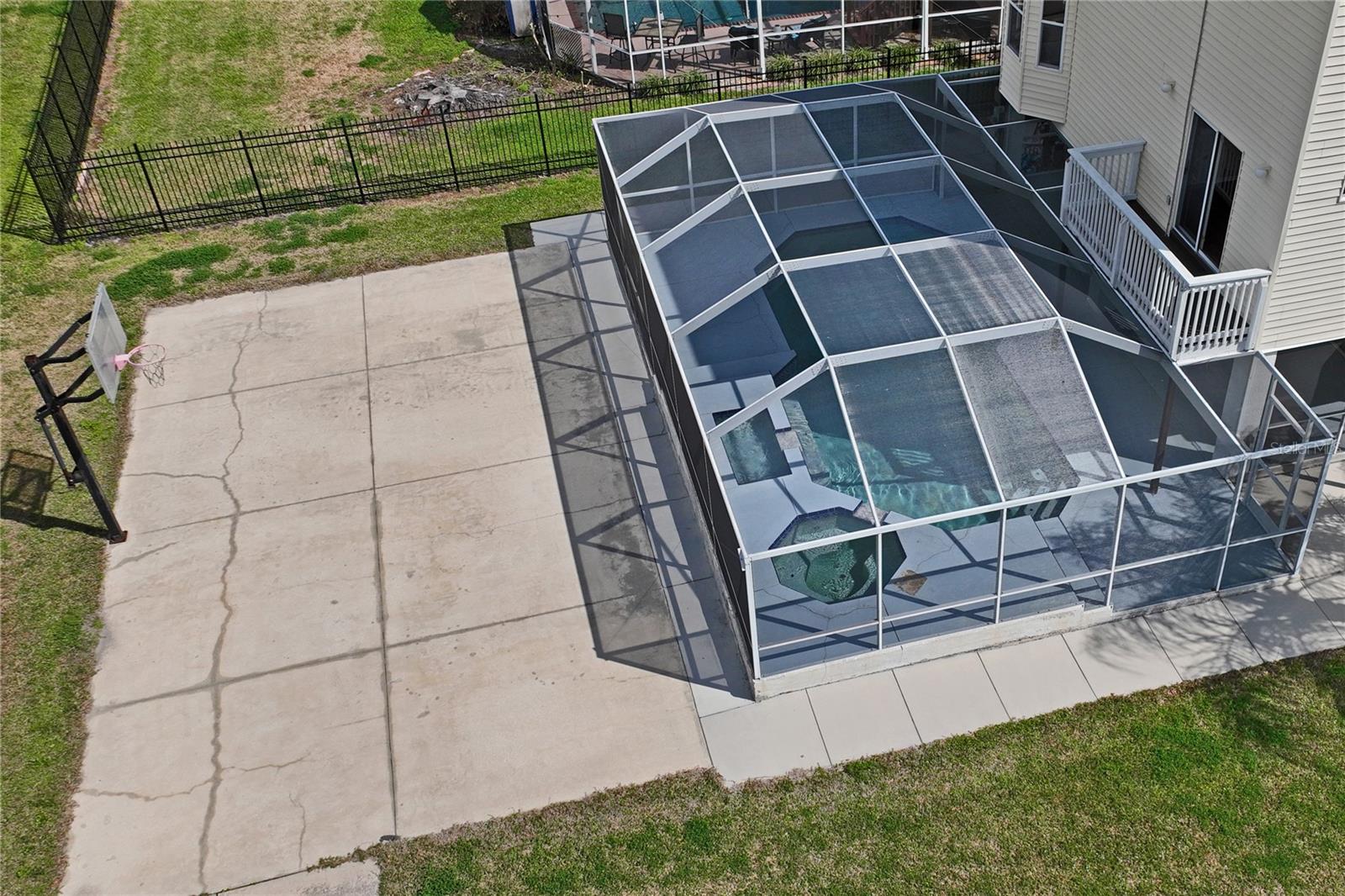 Image 45 of 62 For 402 Shore Drive W