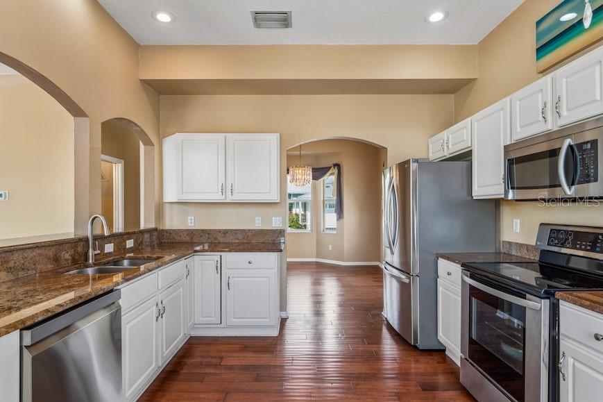 Image 9 of 62 For 402 Shore Drive W