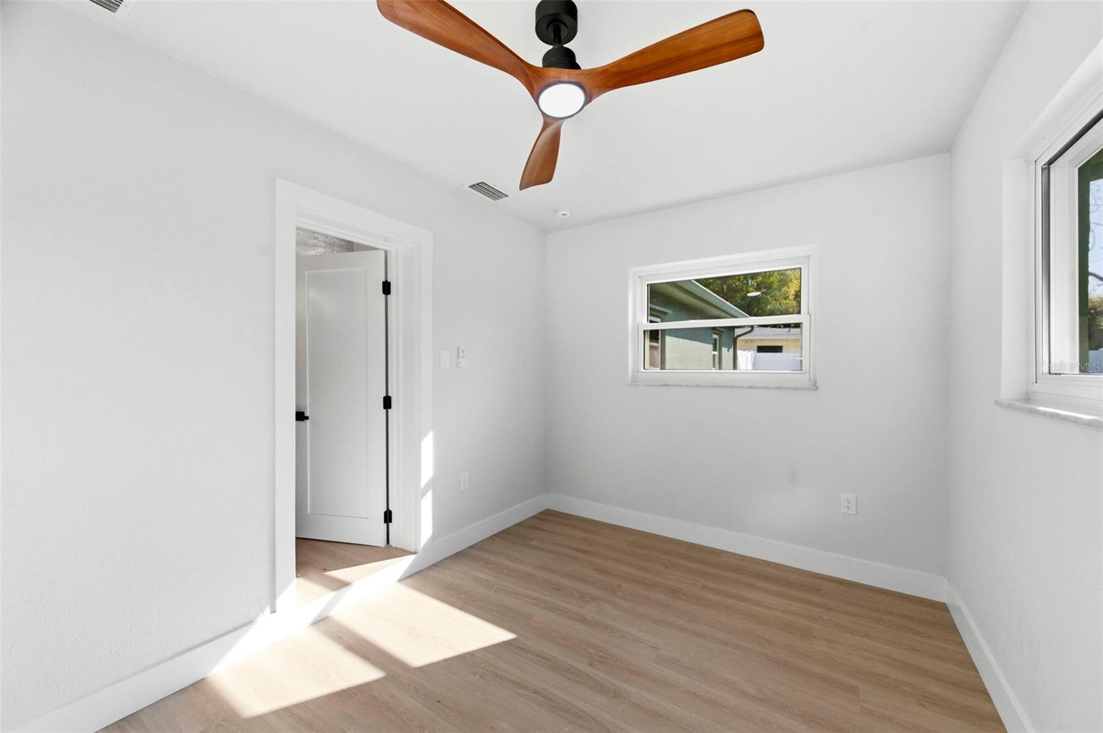 Image 27 of 51 For 5220 27th Avenue N