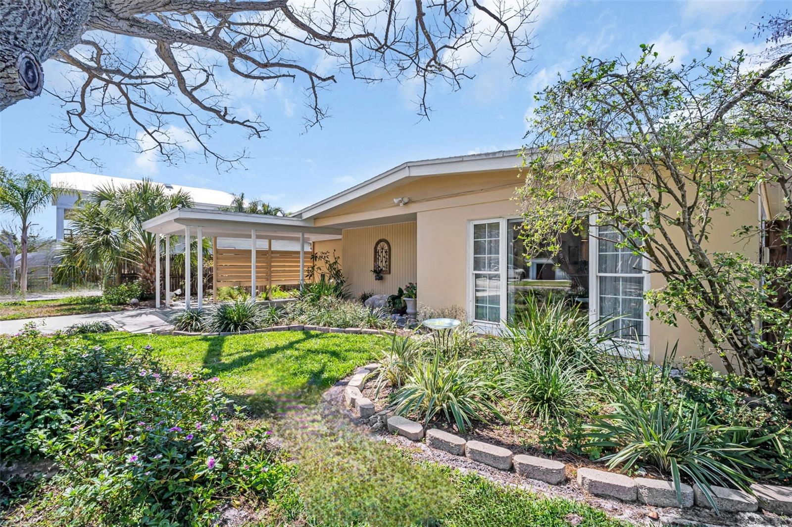 Listing photo id 2 for 1884 San Mateo Drive