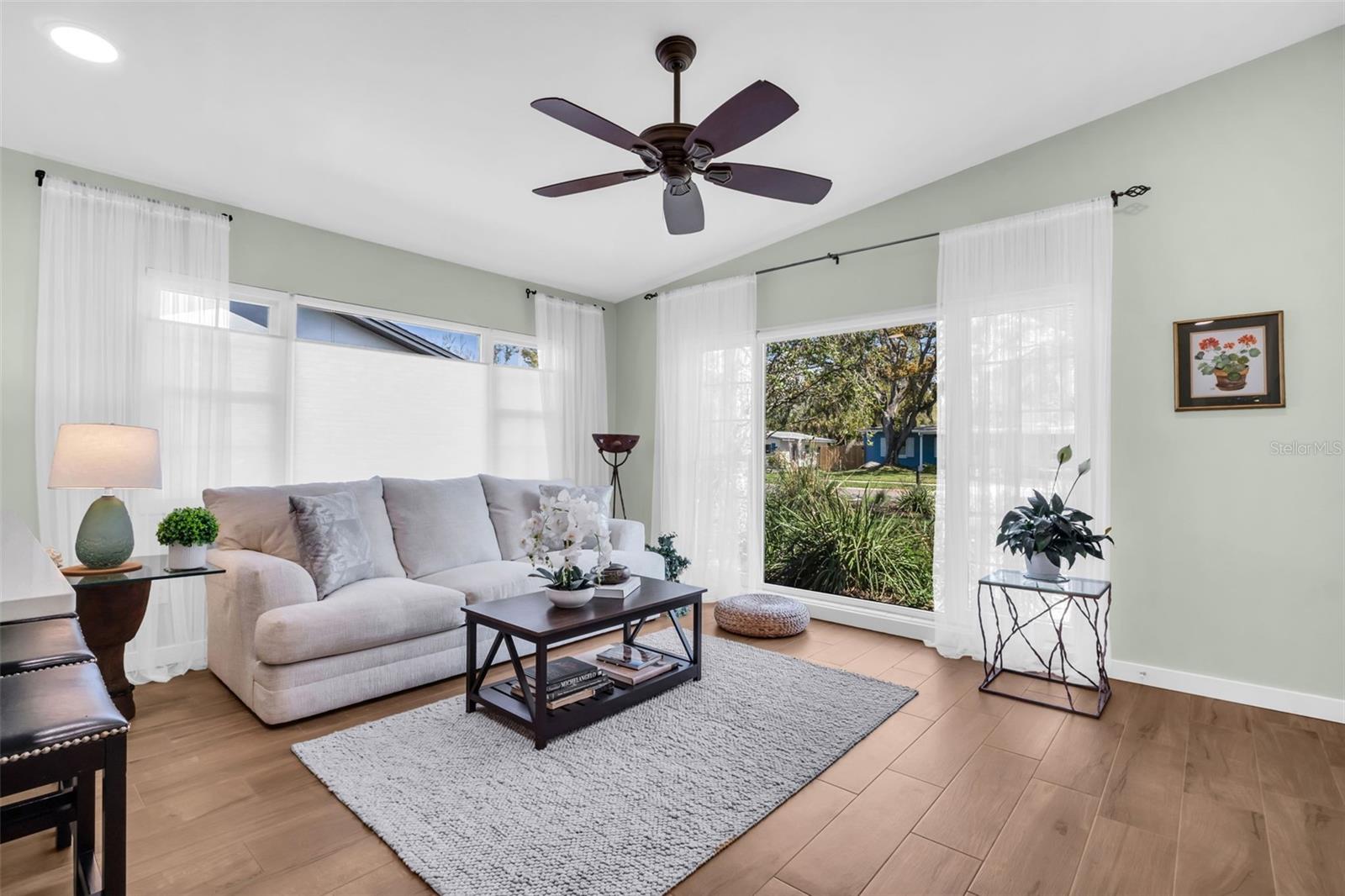 Listing photo id 5 for 1884 San Mateo Drive