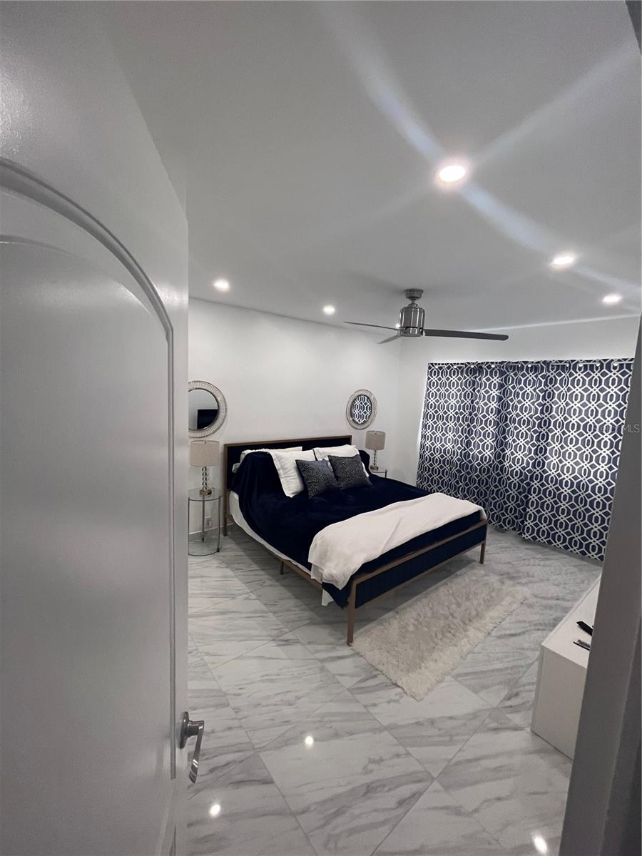 Image 11 of 12 For 880 Mandalay Avenue S302