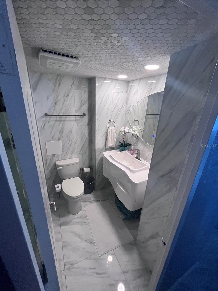 Image 5 of 12 For 880 Mandalay Avenue S302