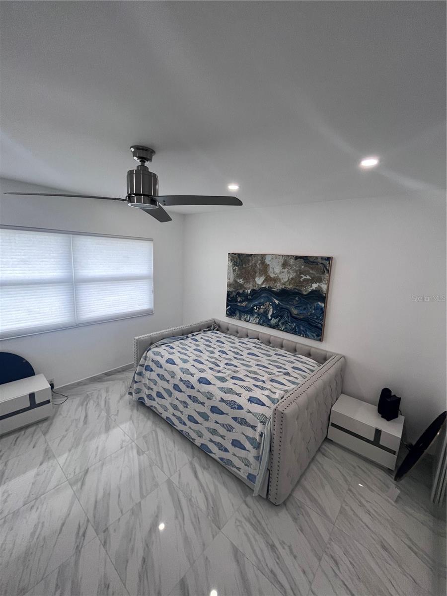 Image 6 of 12 For 880 Mandalay Avenue S302