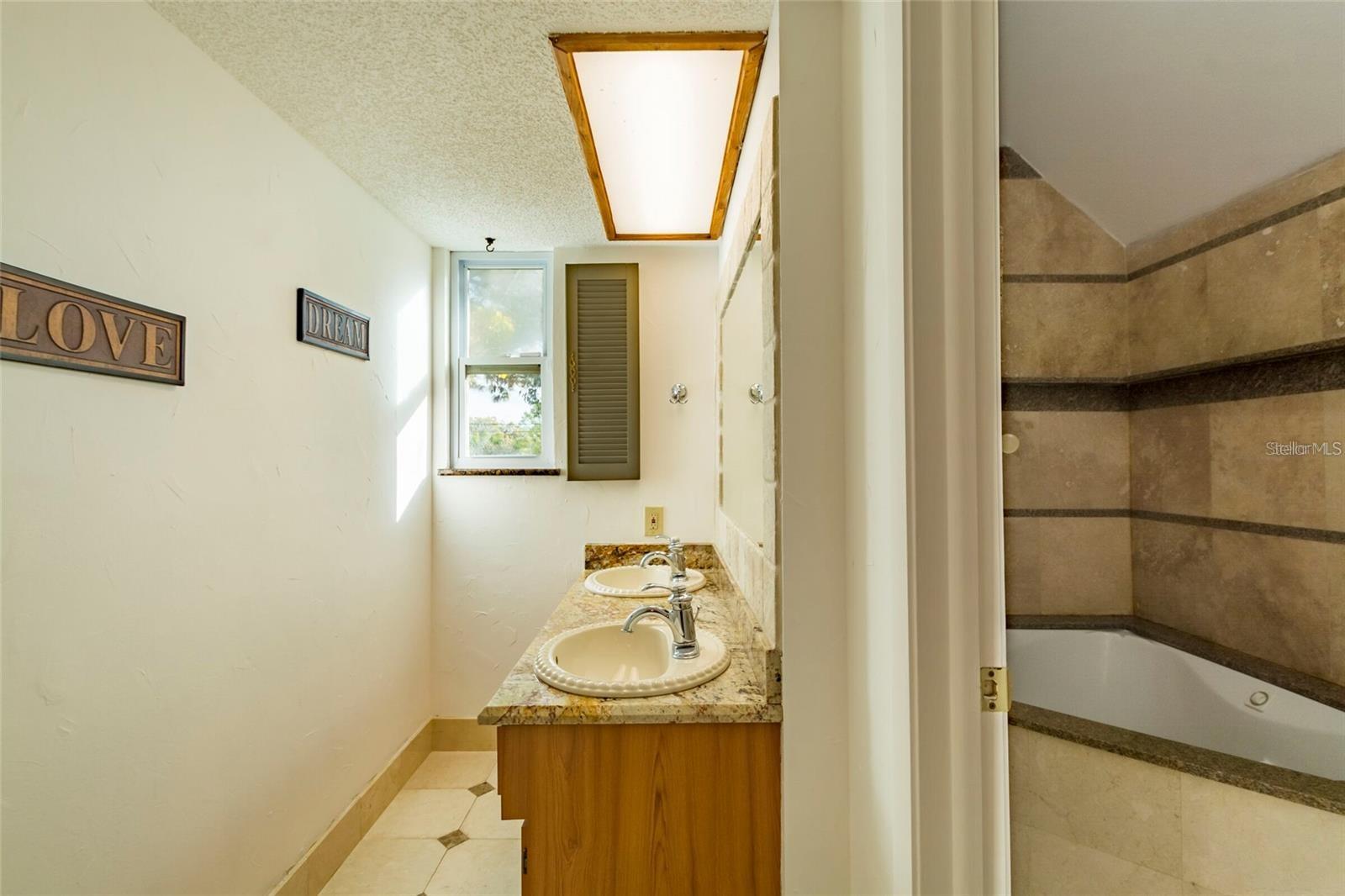 Image 13 of 36 For 1647 Hobbit Road