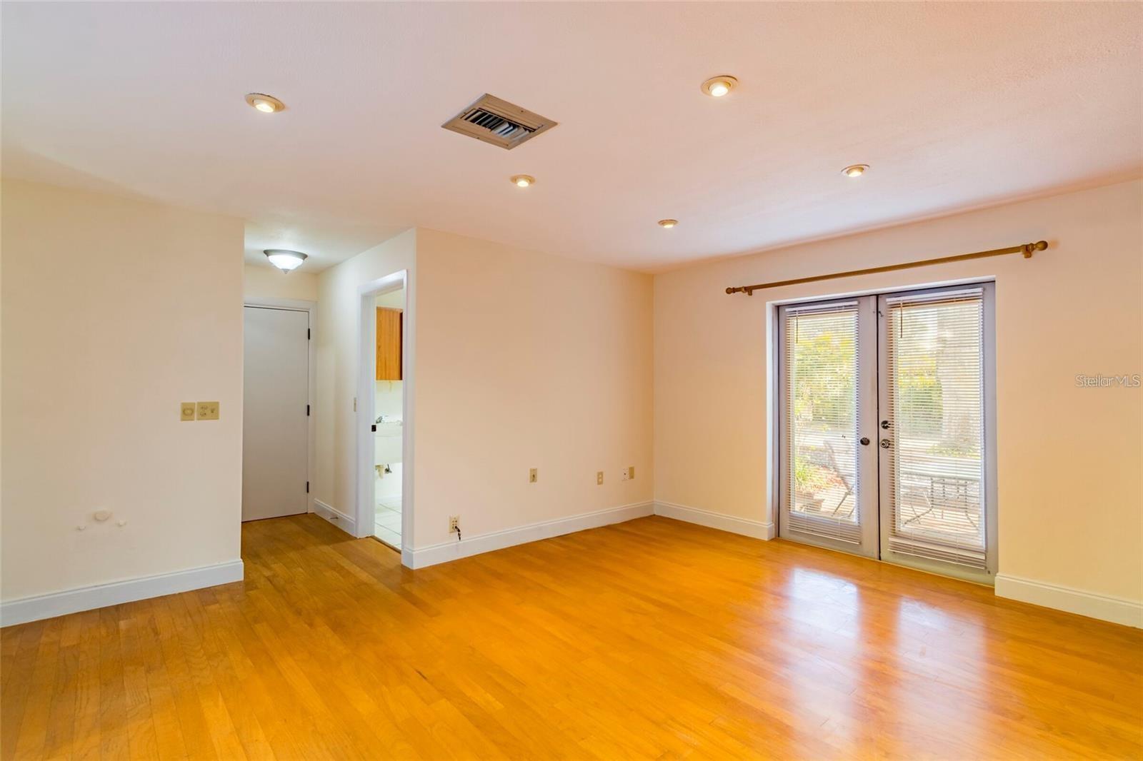 Image 20 of 36 For 1647 Hobbit Road