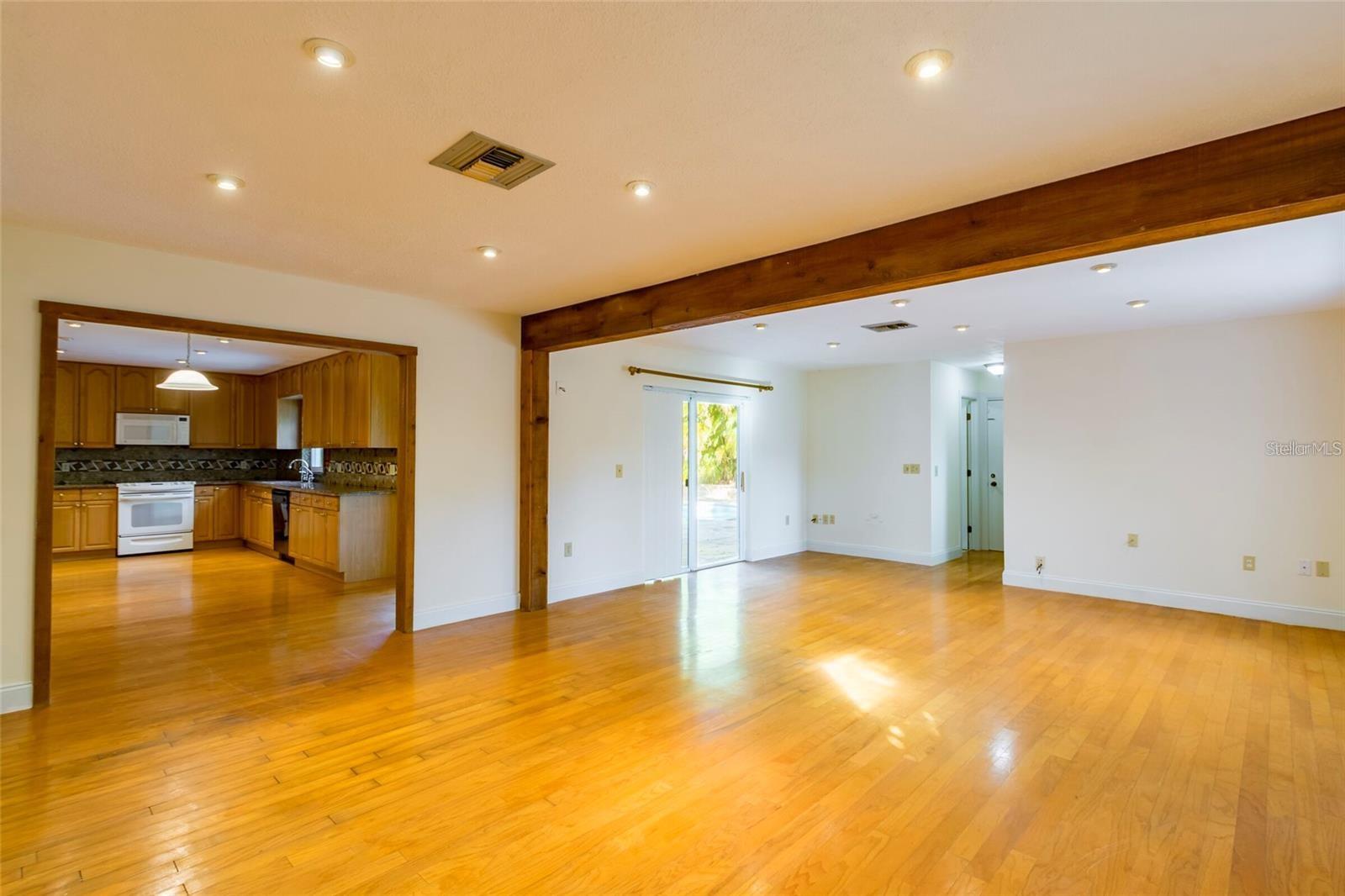 Image 21 of 36 For 1647 Hobbit Road