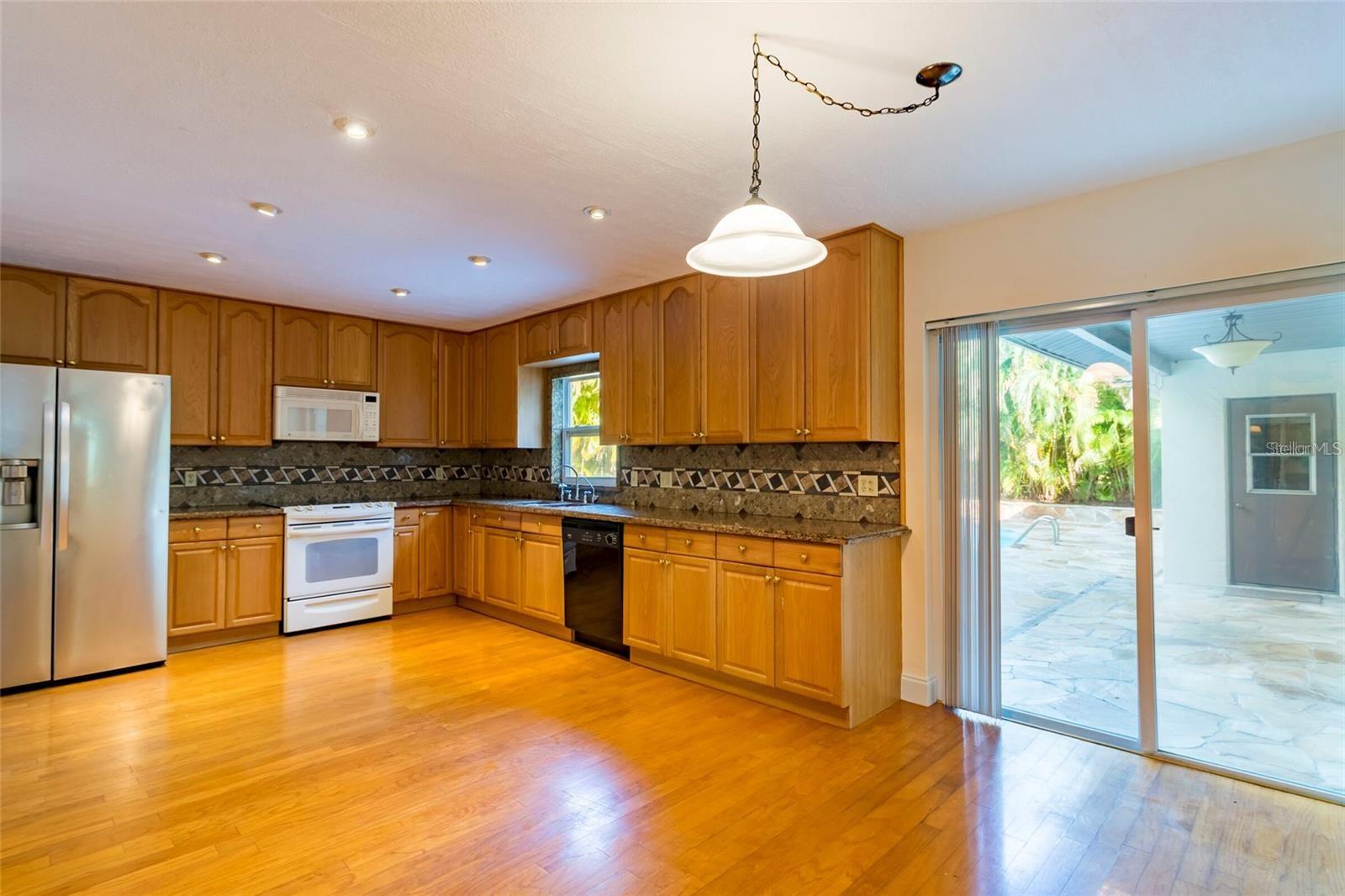 Image 25 of 36 For 1647 Hobbit Road