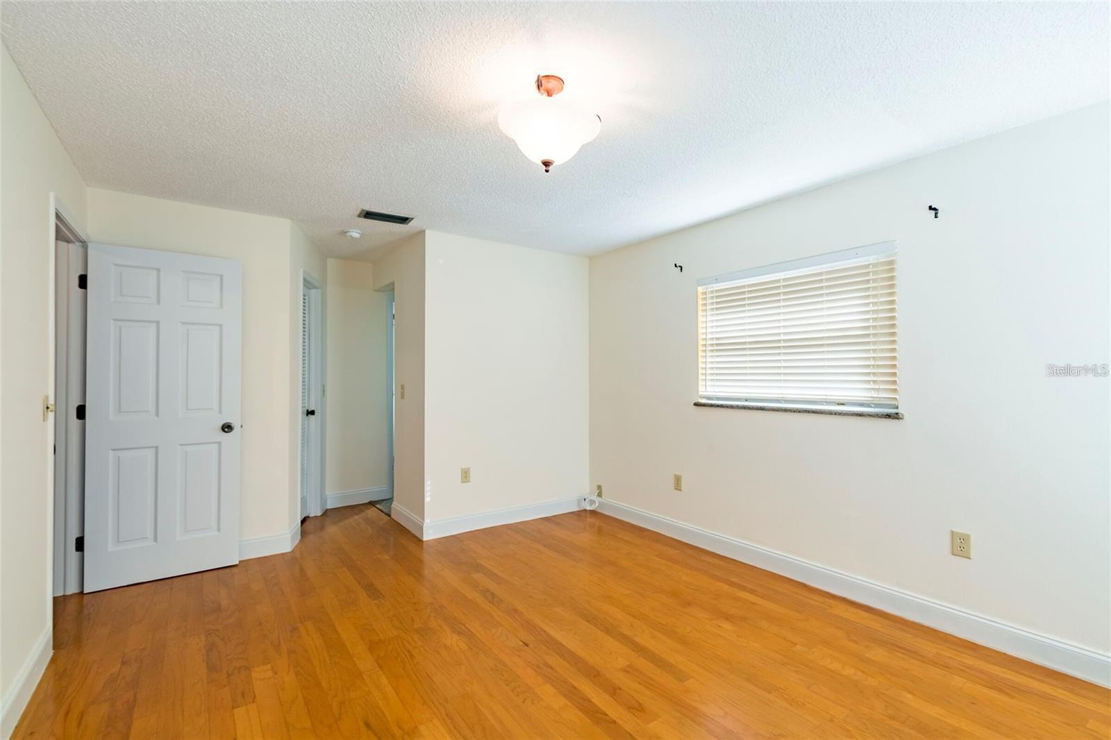 Image 28 of 36 For 1647 Hobbit Road