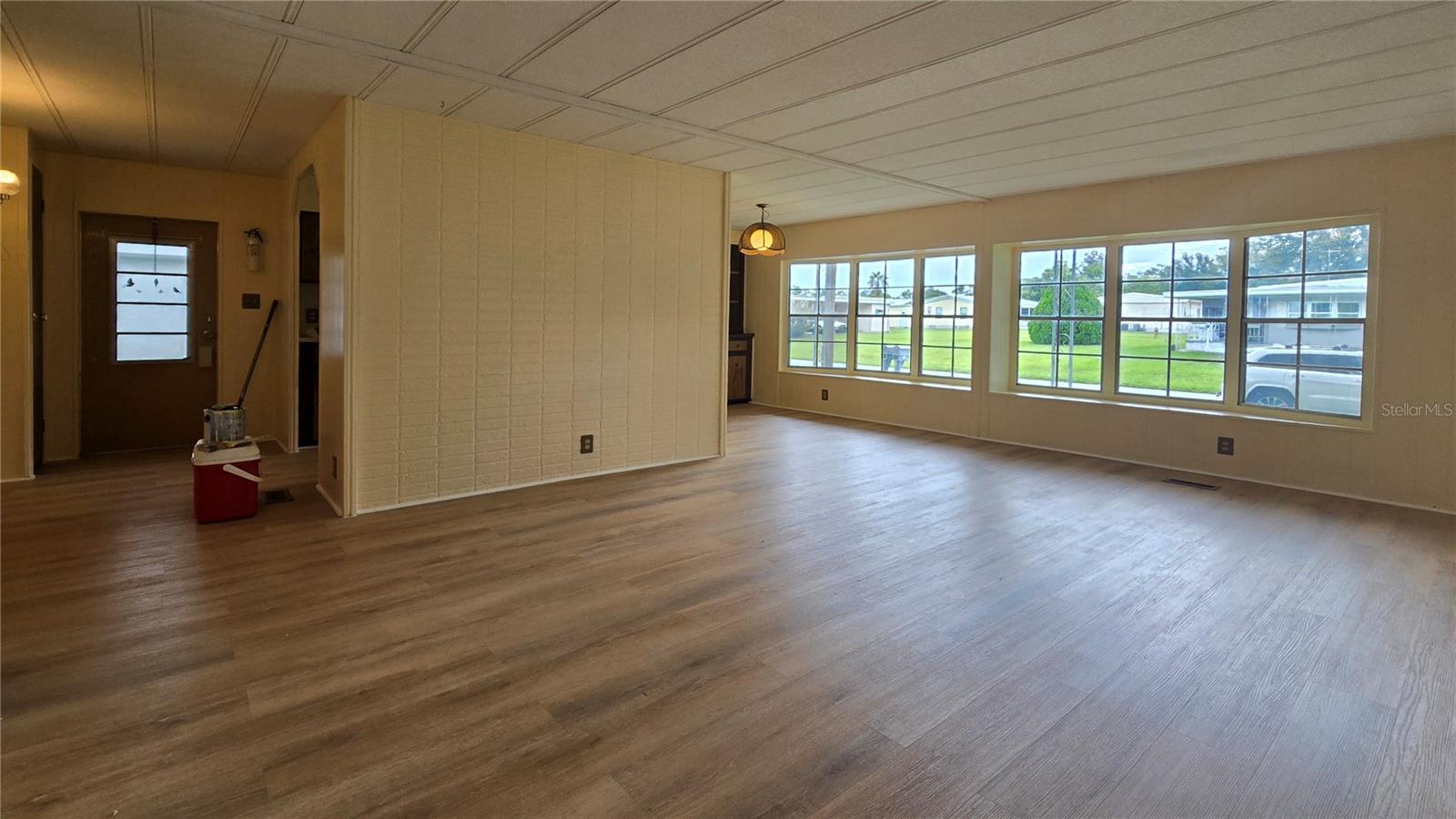 Listing photo id 8 for 7393 Fairlane Avenue