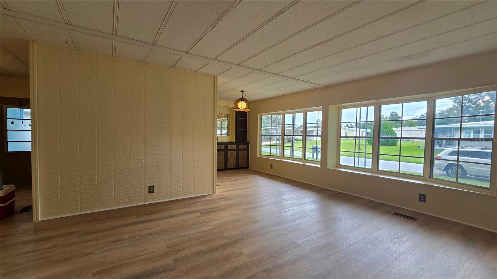 Listing photo id 10 for 7393 Fairlane Avenue