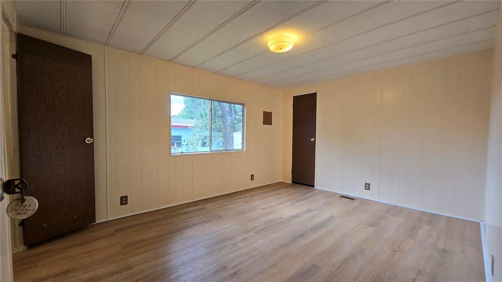 Listing photo id 12 for 7393 Fairlane Avenue