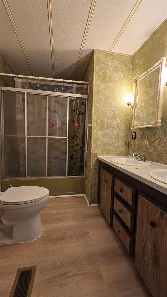 Listing photo id 13 for 7393 Fairlane Avenue