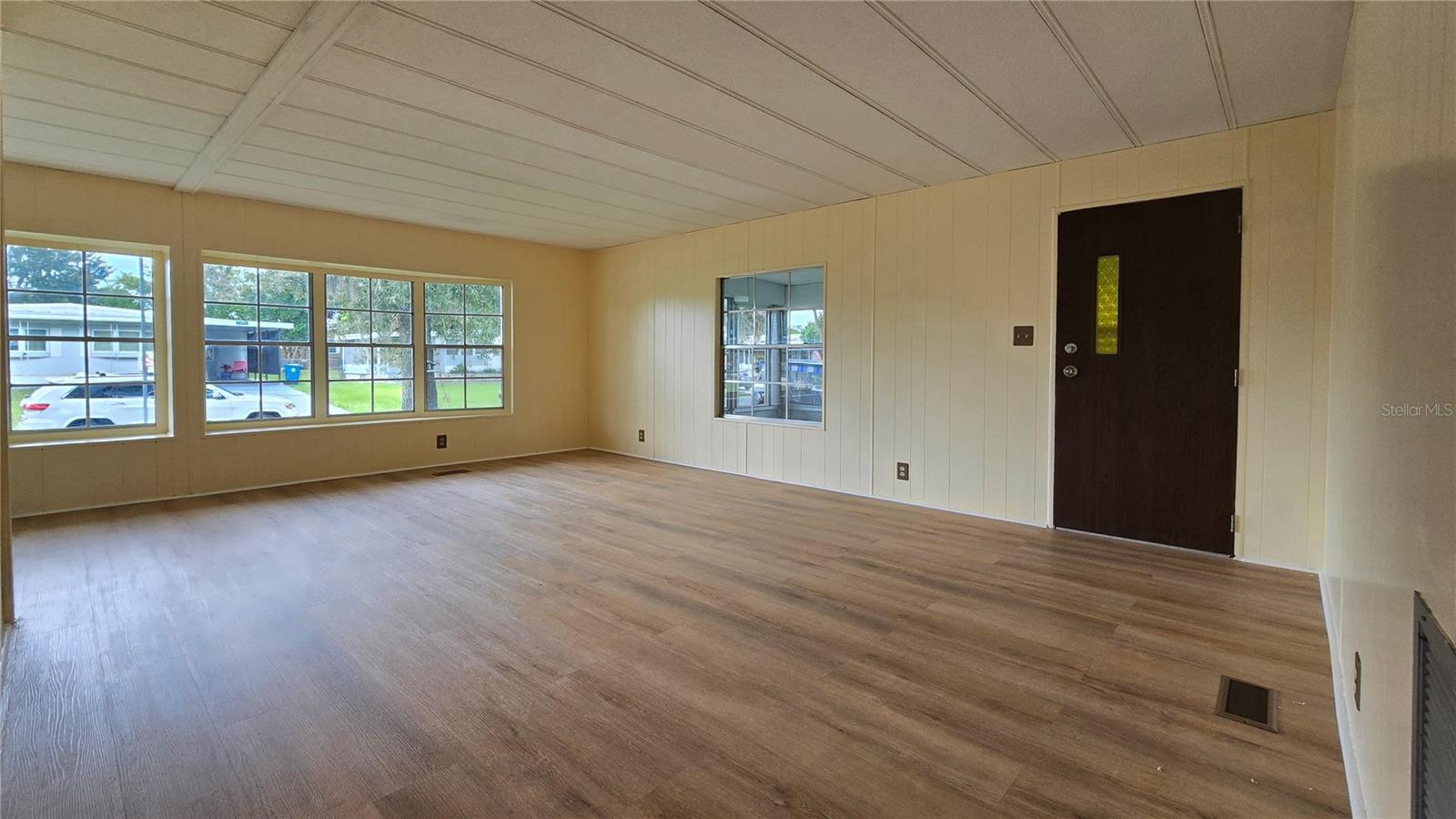 Listing photo id 0 for 7393 Fairlane Avenue