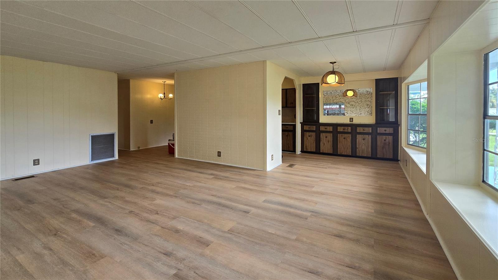 Listing photo id 1 for 7393 Fairlane Avenue