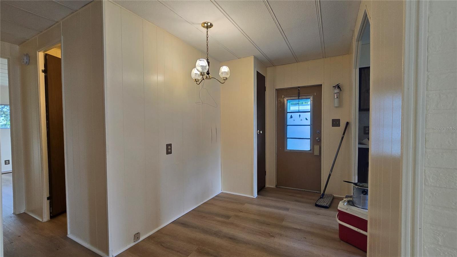 Listing photo id 2 for 7393 Fairlane Avenue