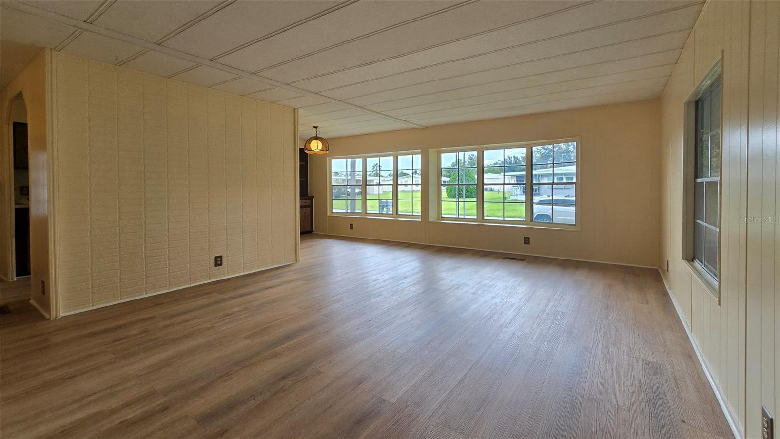 Listing photo id 3 for 7393 Fairlane Avenue