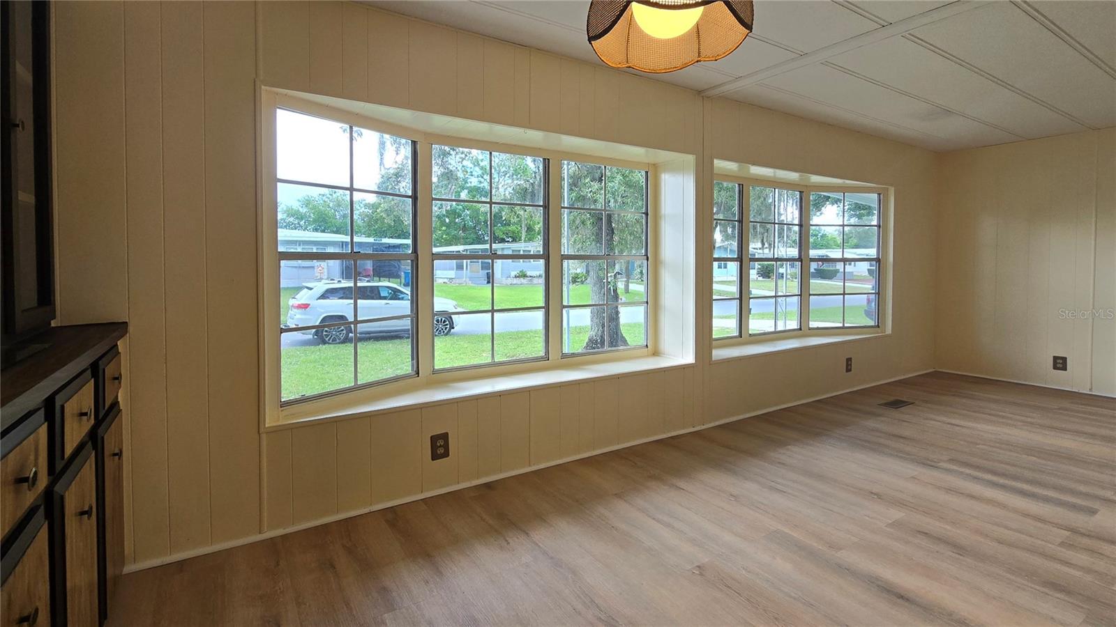 Listing photo id 6 for 7393 Fairlane Avenue