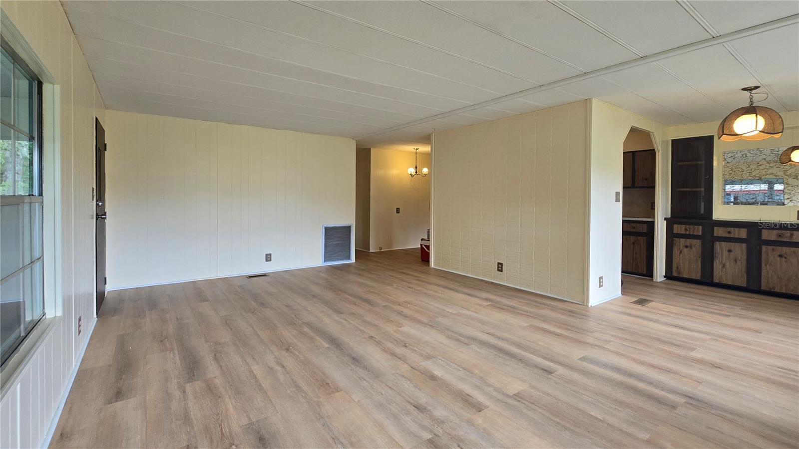 Listing photo id 7 for 7393 Fairlane Avenue