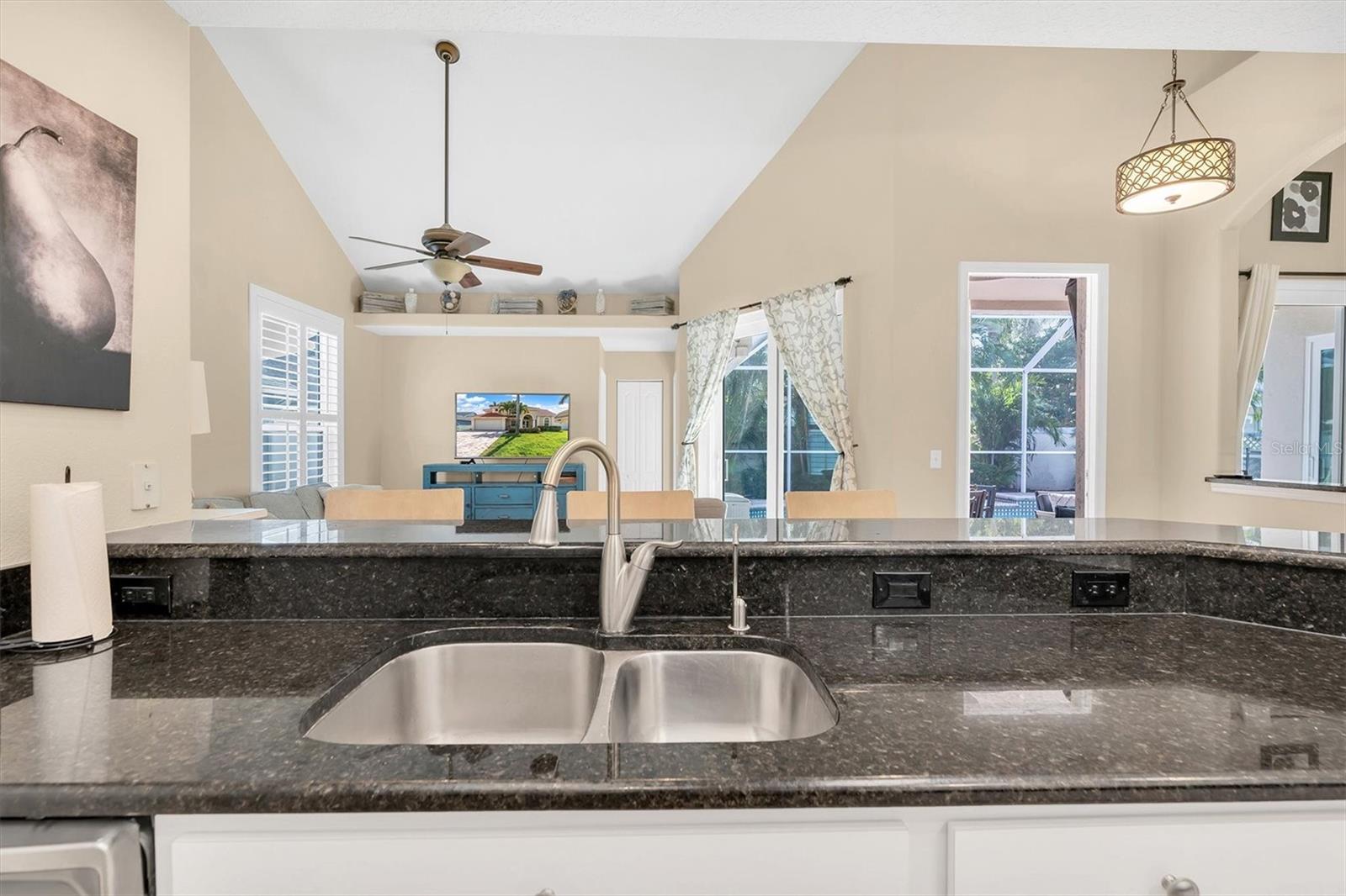 Image 13 of 42 For 906 Landmark Circle S