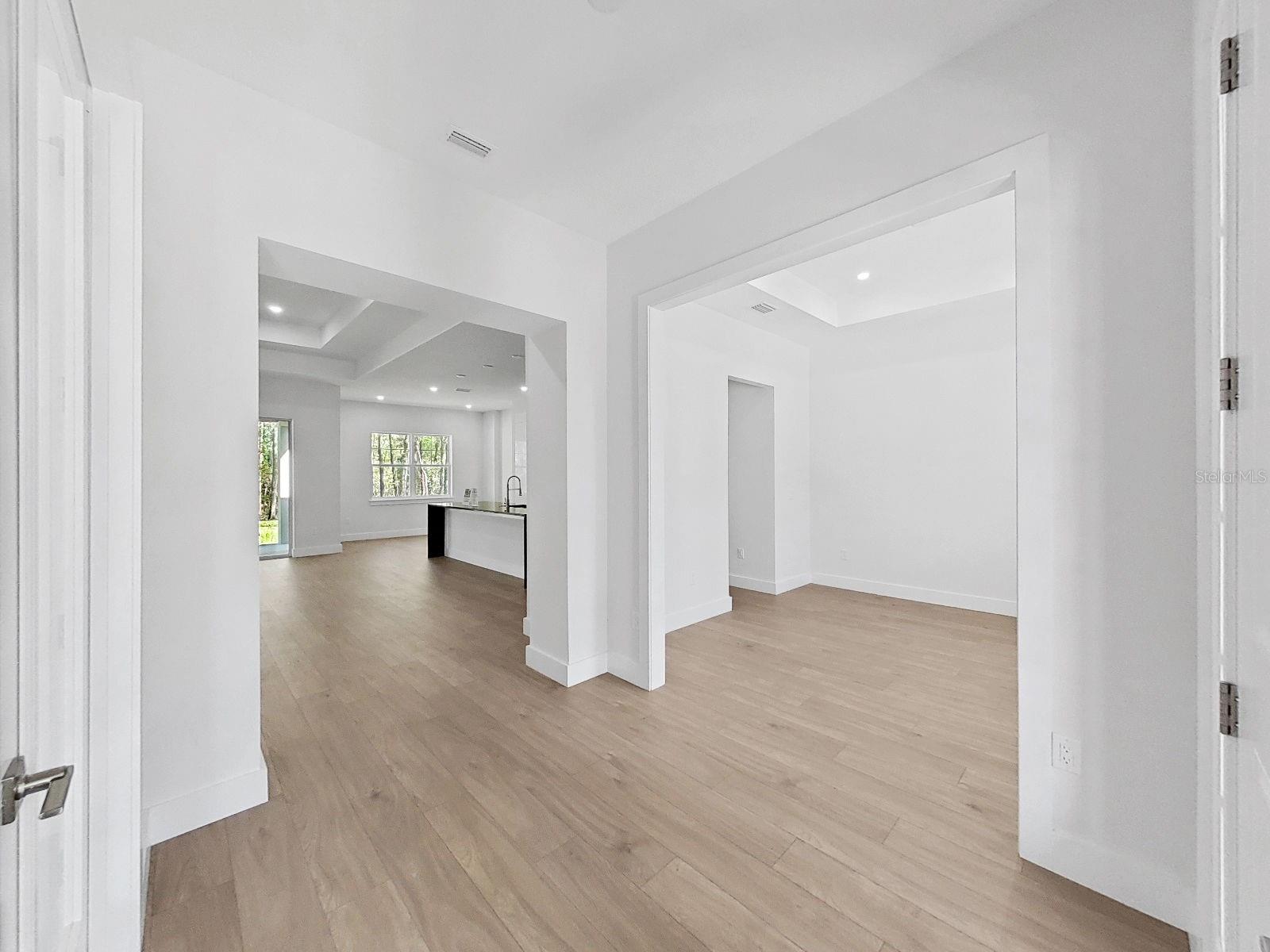 Listing photo id 11 for 4748 Hickory Oak Drive