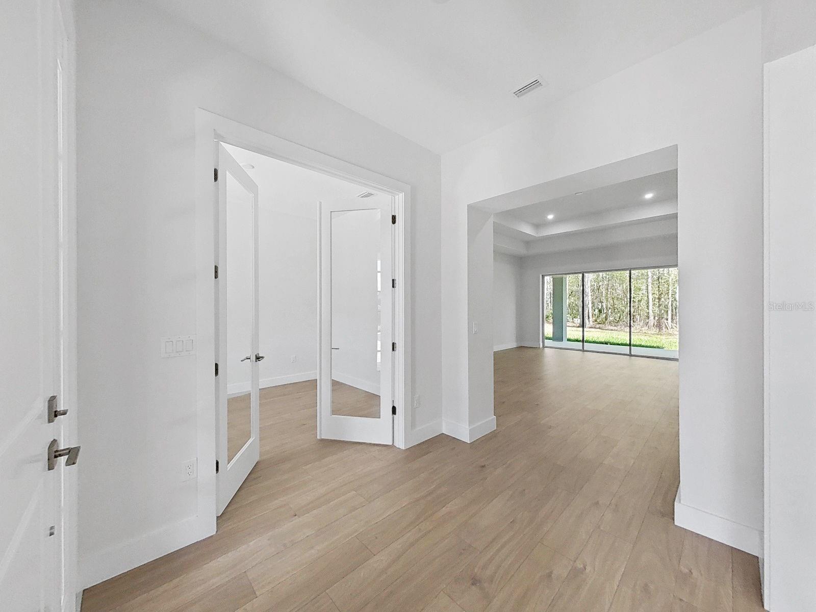 Listing photo id 12 for 4748 Hickory Oak Drive