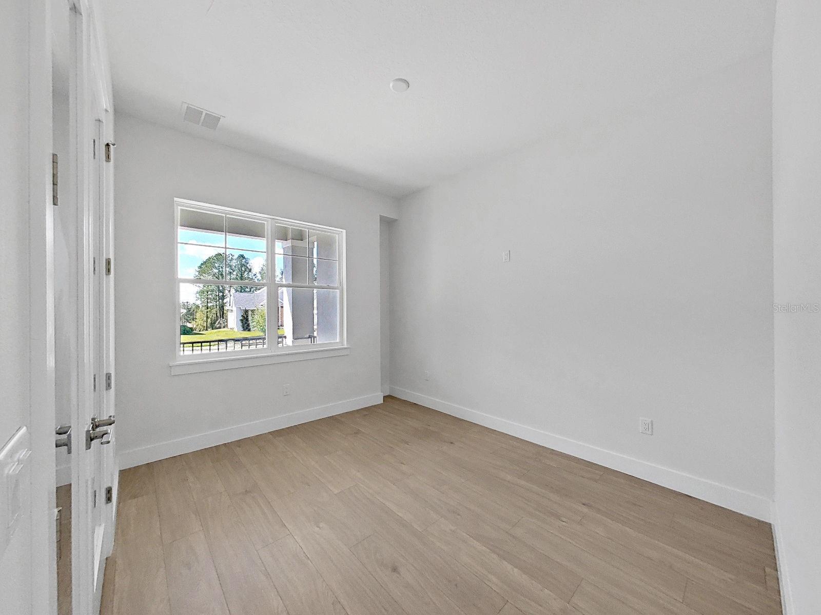 Listing photo id 16 for 4748 Hickory Oak Drive