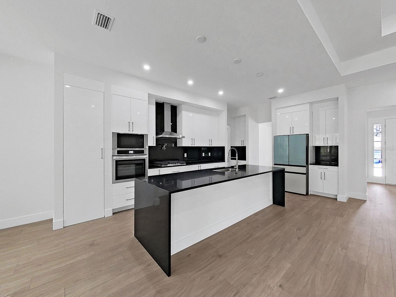 Listing photo id 24 for 4748 Hickory Oak Drive