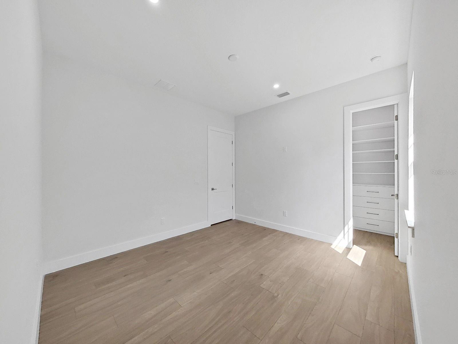 Listing photo id 37 for 4748 Hickory Oak Drive