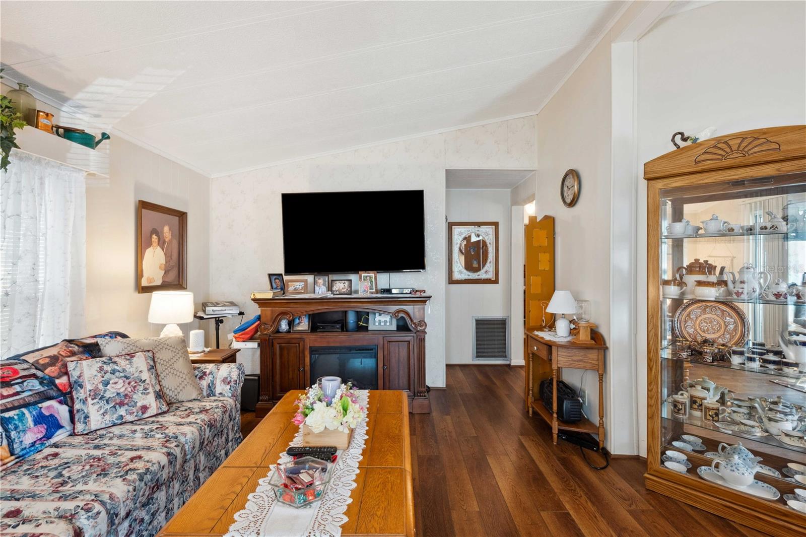 Image 12 of 47 For 37827 Mission Hills Avenue