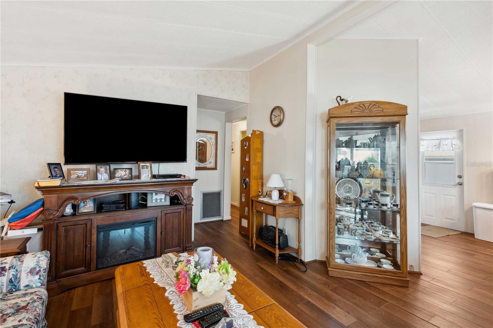 Image 13 of 47 For 37827 Mission Hills Avenue