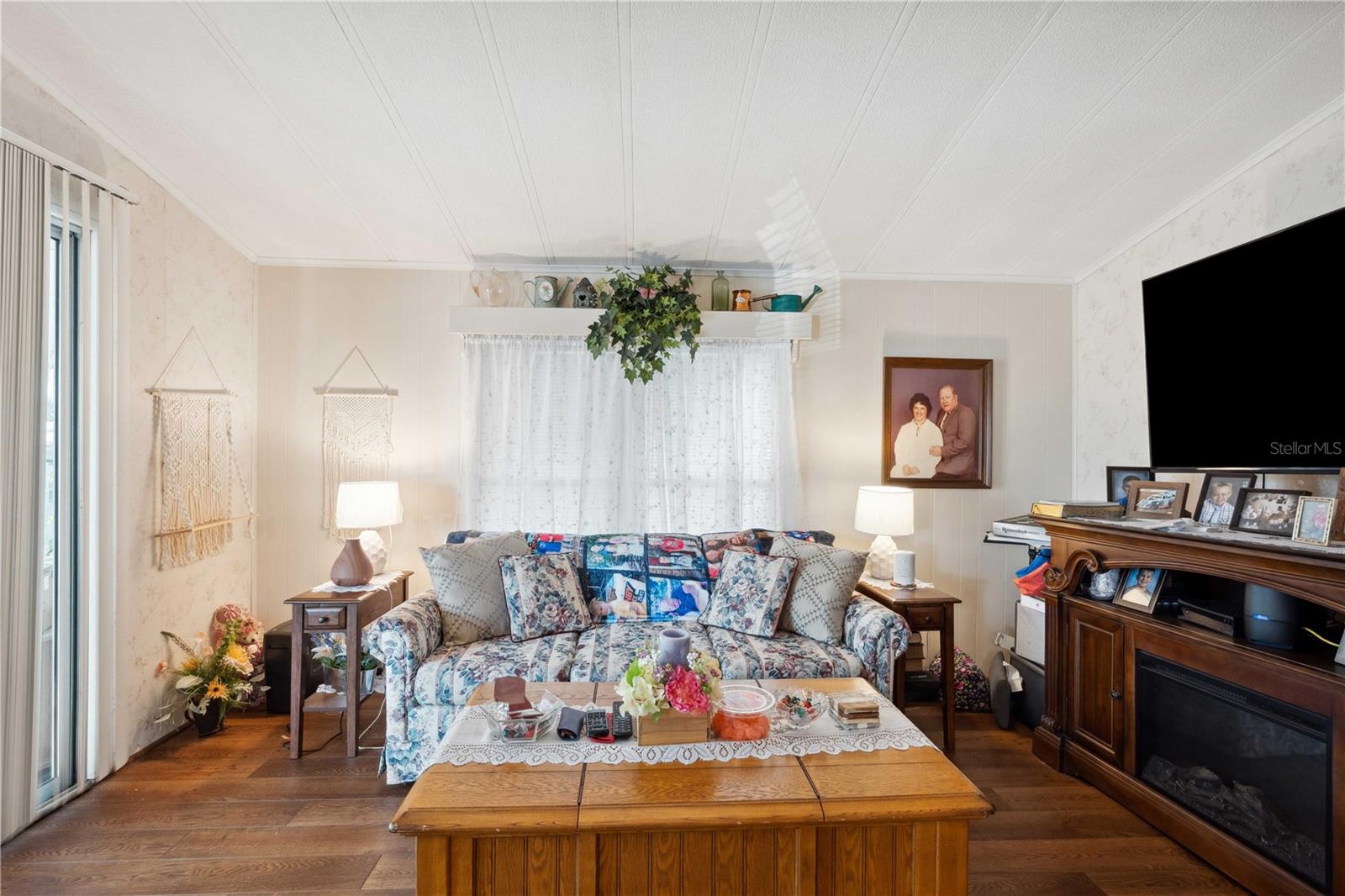 Image 14 of 47 For 37827 Mission Hills Avenue