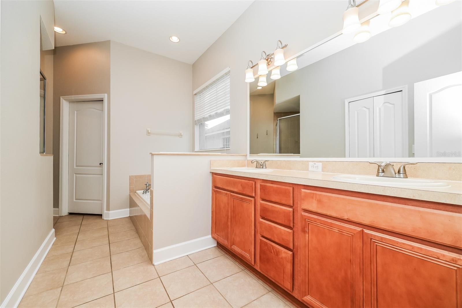 Image 18 of 39 For 8214 Lagerfeld Drive