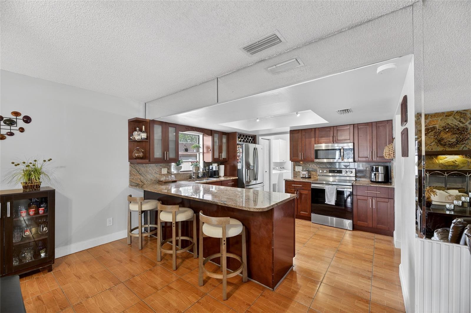 Listing photo id 8 for 522 Wynnwood Drive