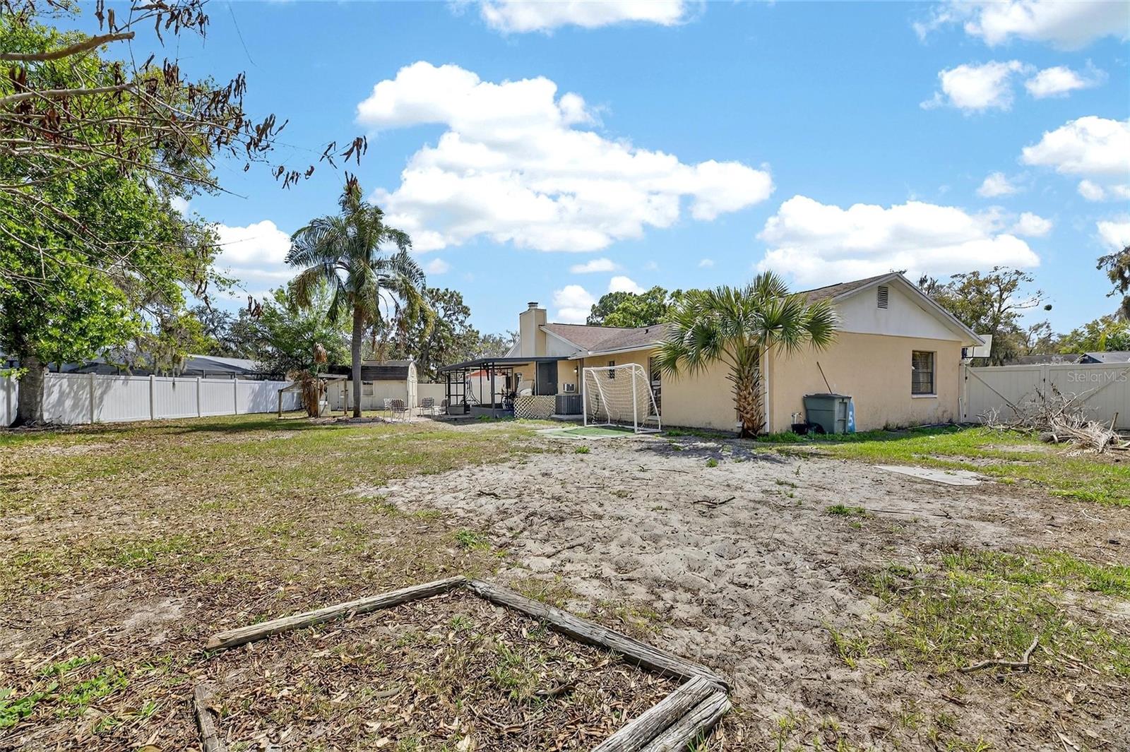 Listing photo id 32 for 522 Wynnwood Drive