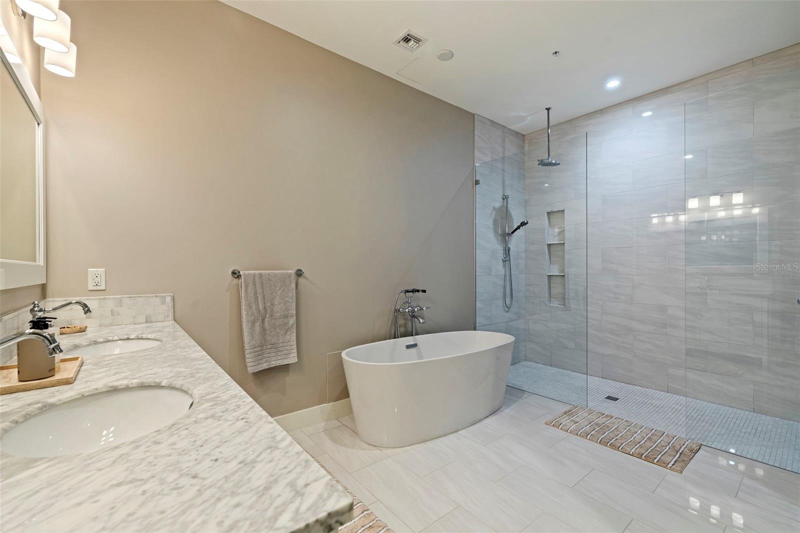 Image 19 of 36 For 91 Davis Boulevard 201