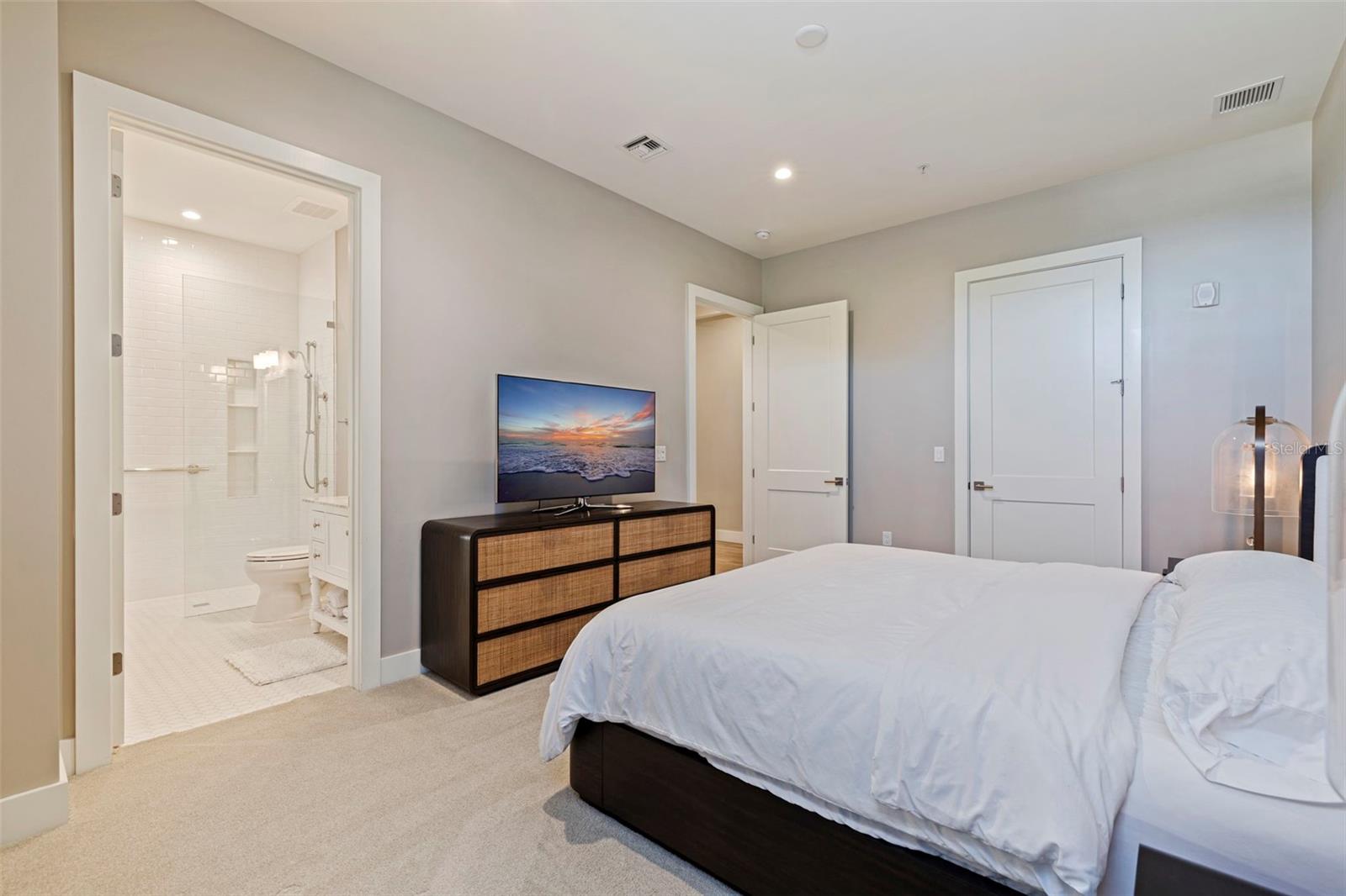 Image 23 of 36 For 91 Davis Boulevard 201