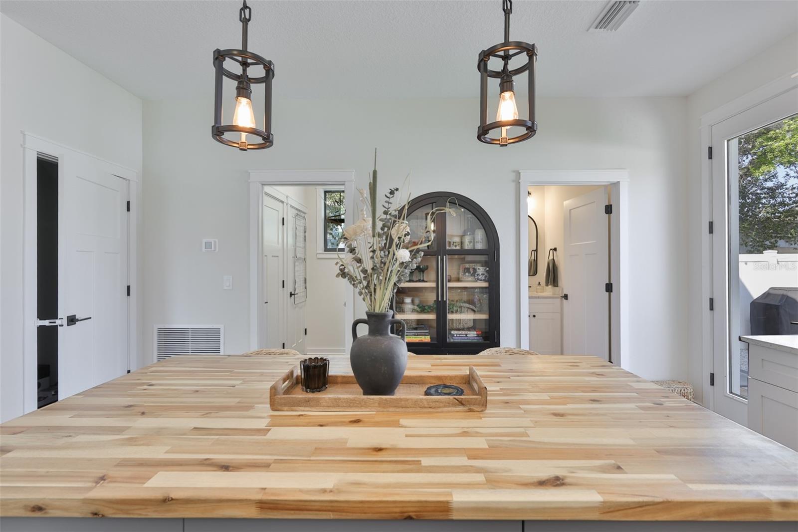 Image 17 of 49 For 1806 Caracas Street