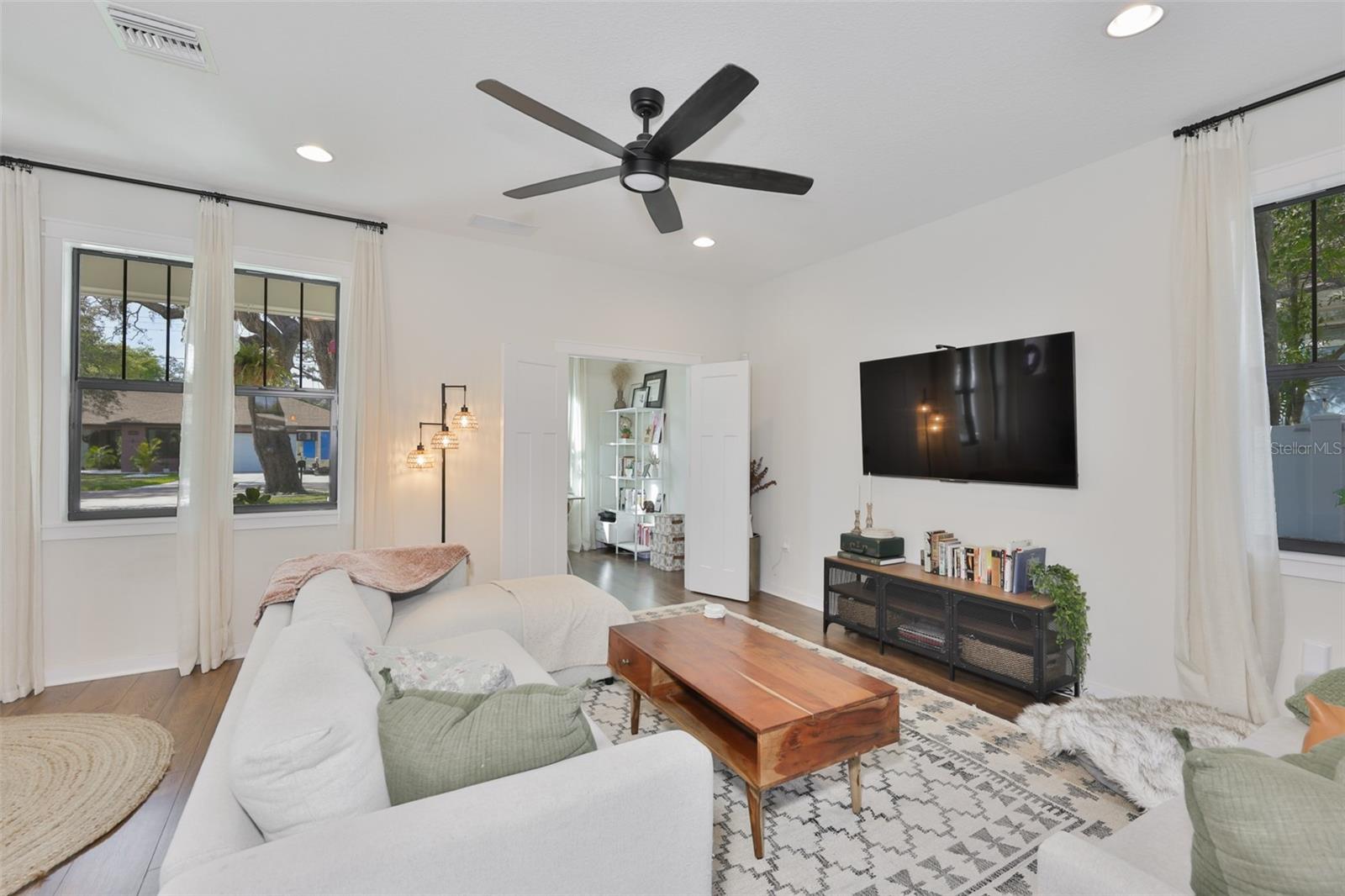 Image 5 of 49 For 1806 Caracas Street