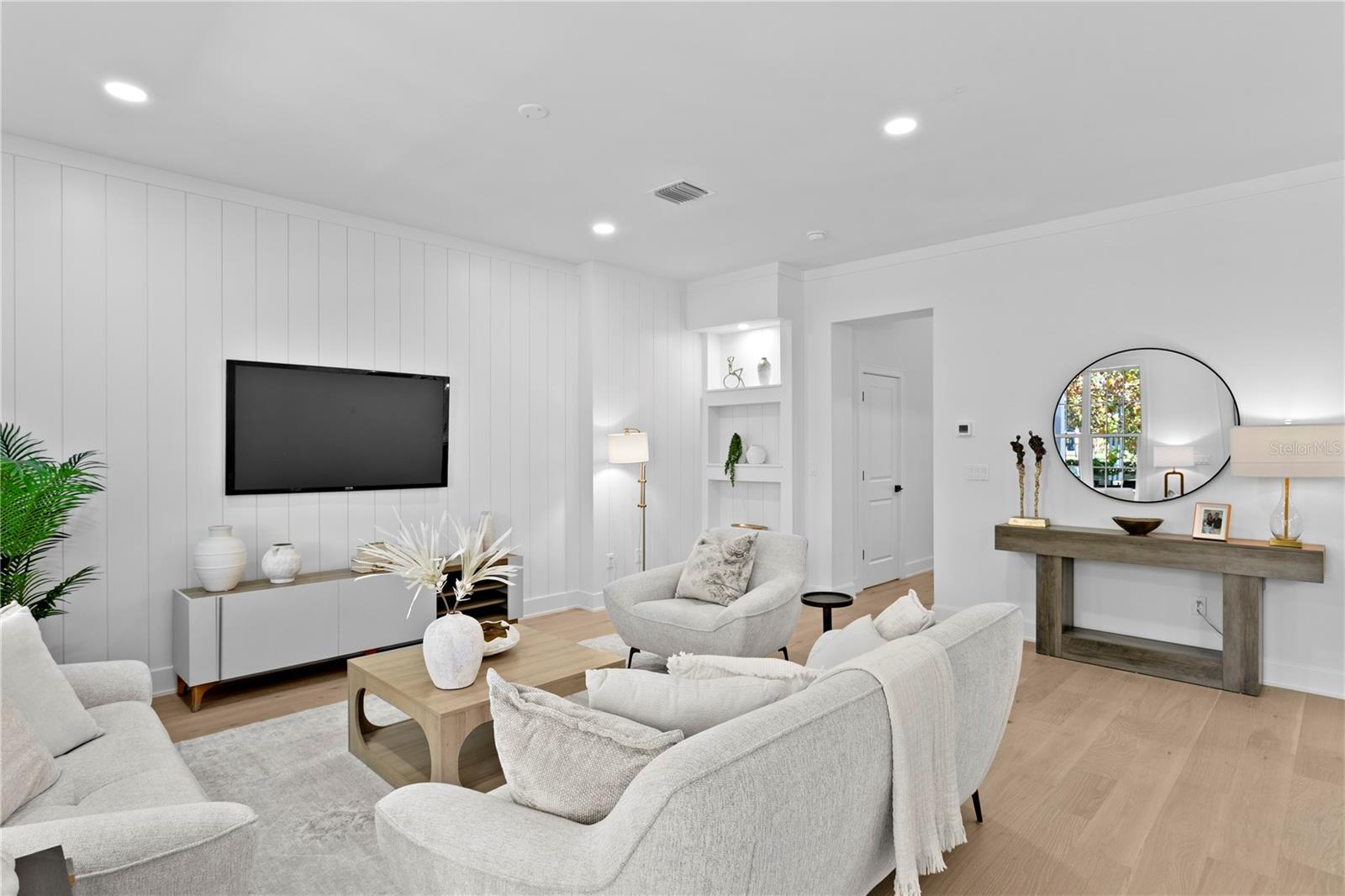 Image 9 of 38 For 440 Gilman Place N