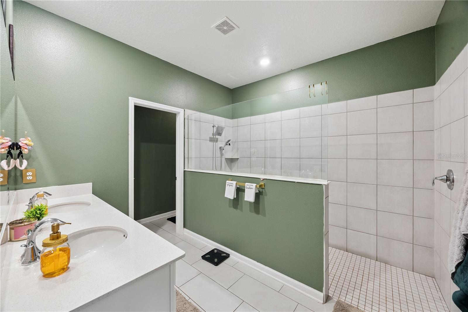 Image 28 of 50 For 6282 Lakepine Street