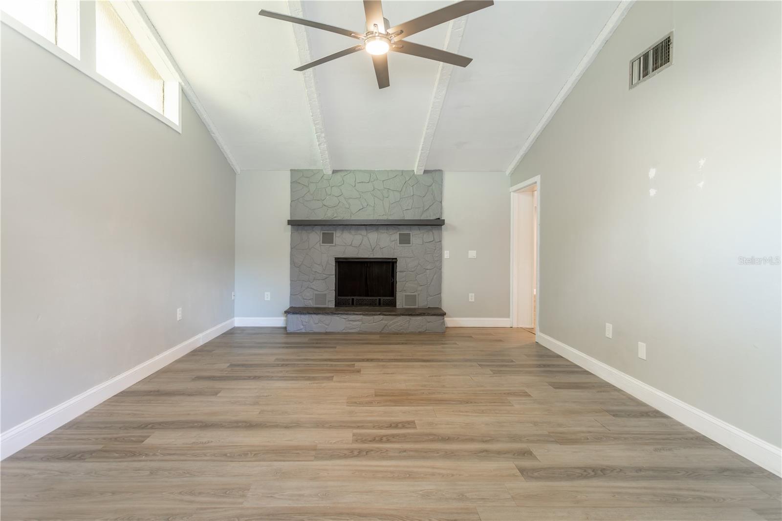 Image 19 of 79 For 2021 Valley Drive