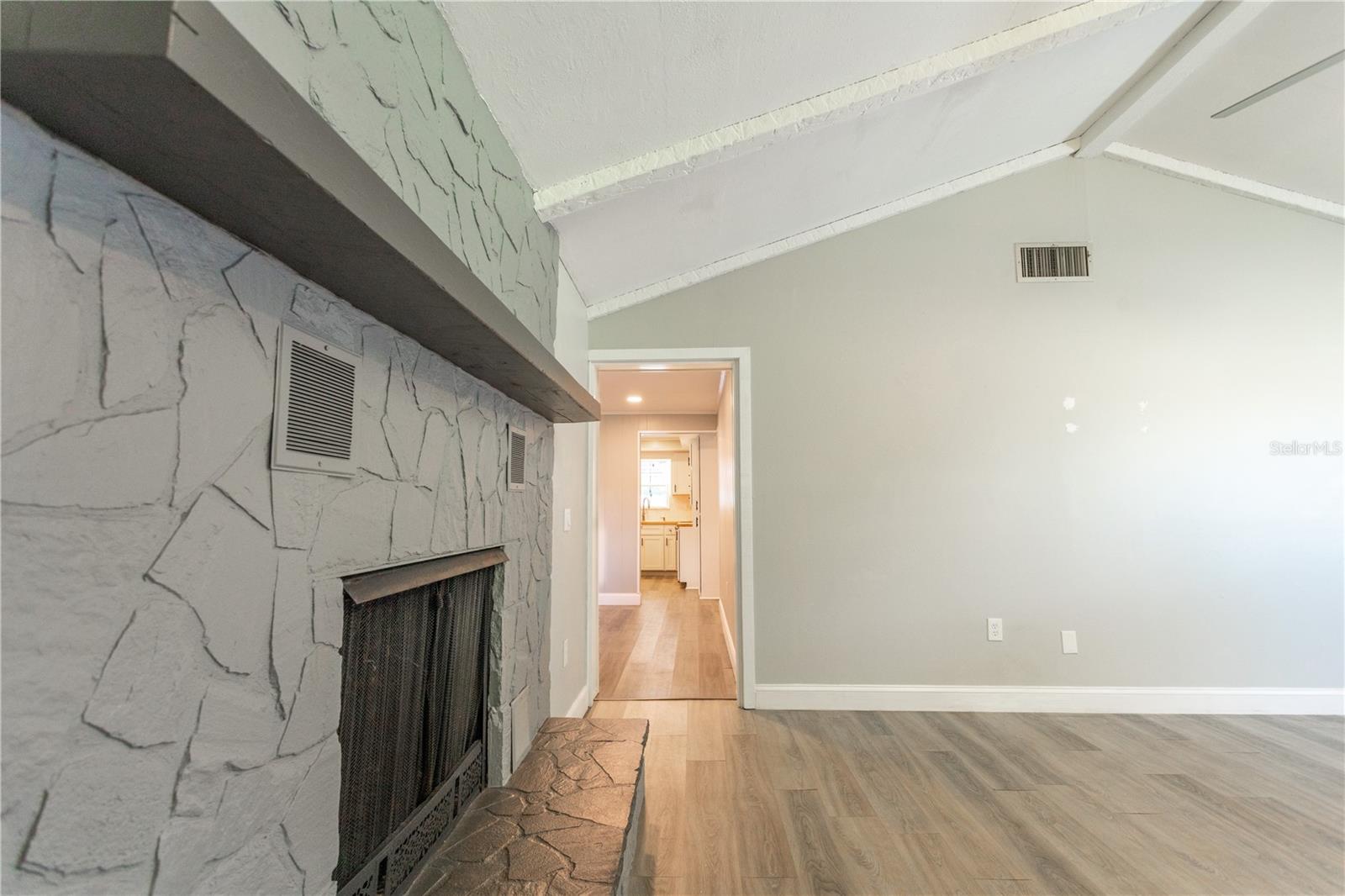 Image 20 of 79 For 2021 Valley Drive