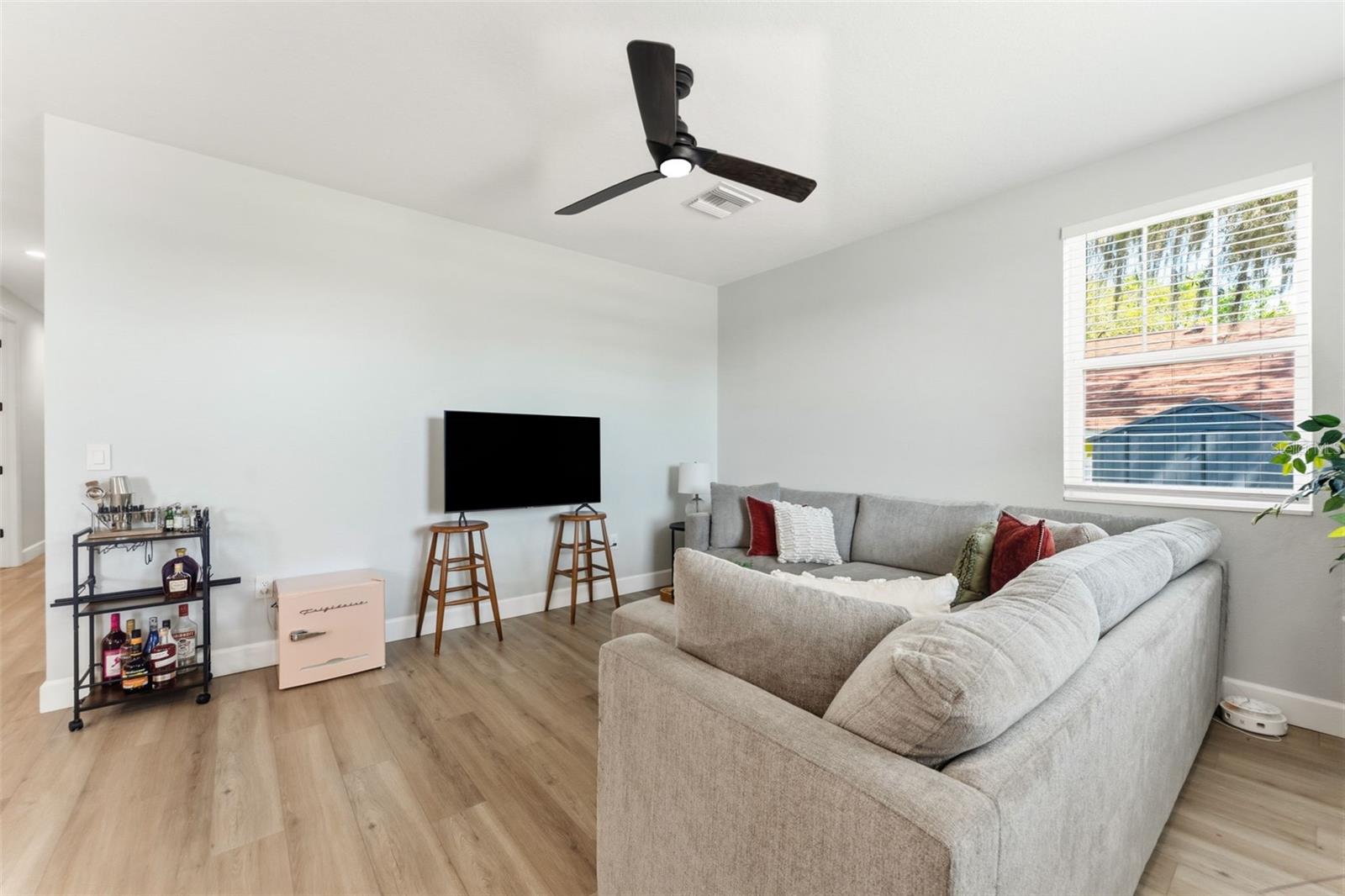 Image 5 of 49 For 3414 Riverview Drive