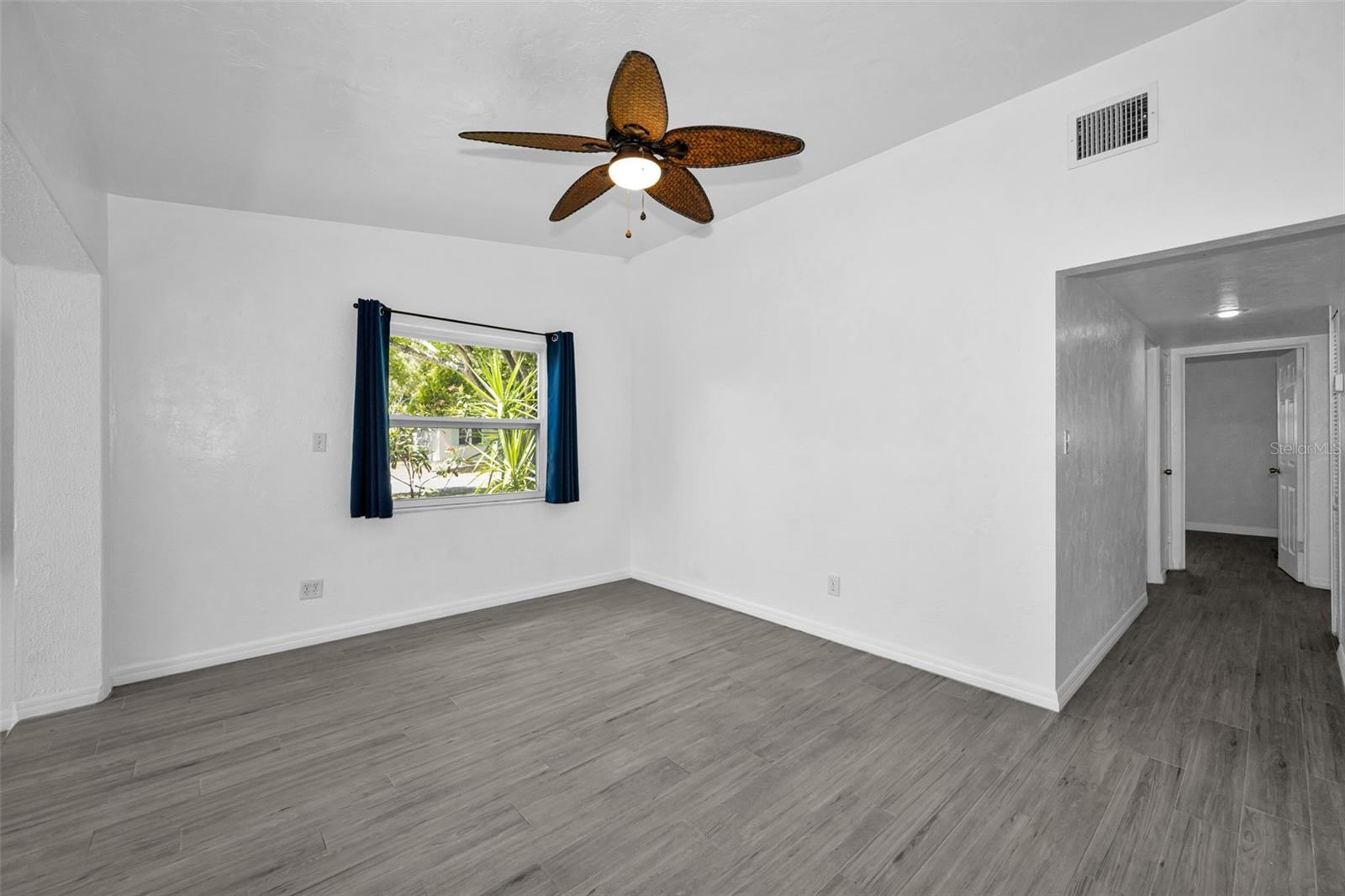 Listing photo id 10 for 5901 10th Street N