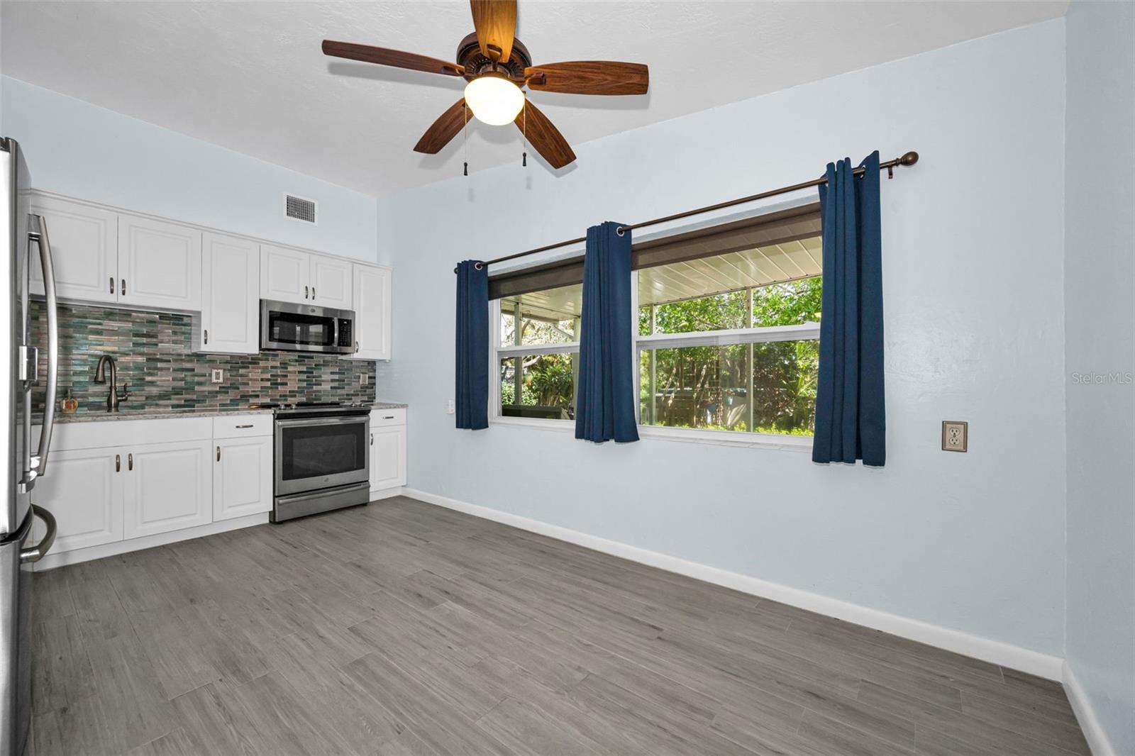 Listing photo id 11 for 5901 10th Street N