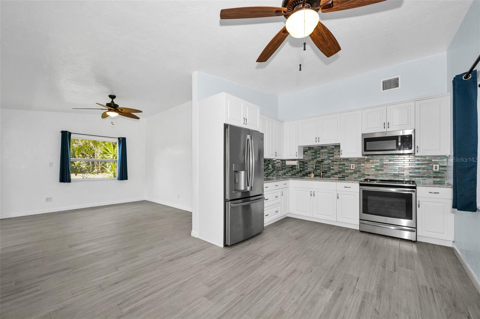 Listing photo id 12 for 5901 10th Street N