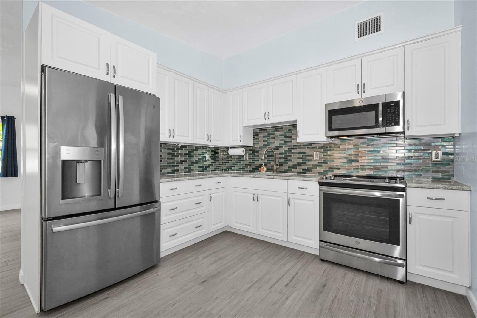 Listing photo id 13 for 5901 10th Street N