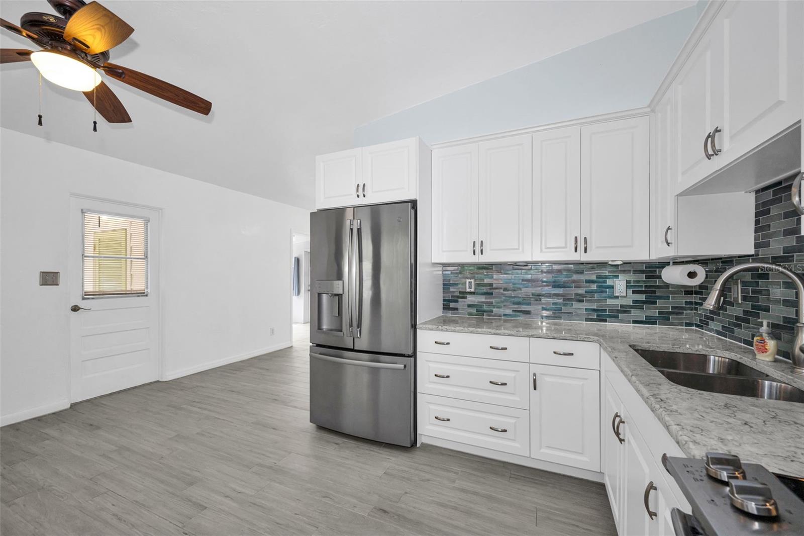 Listing photo id 14 for 5901 10th Street N