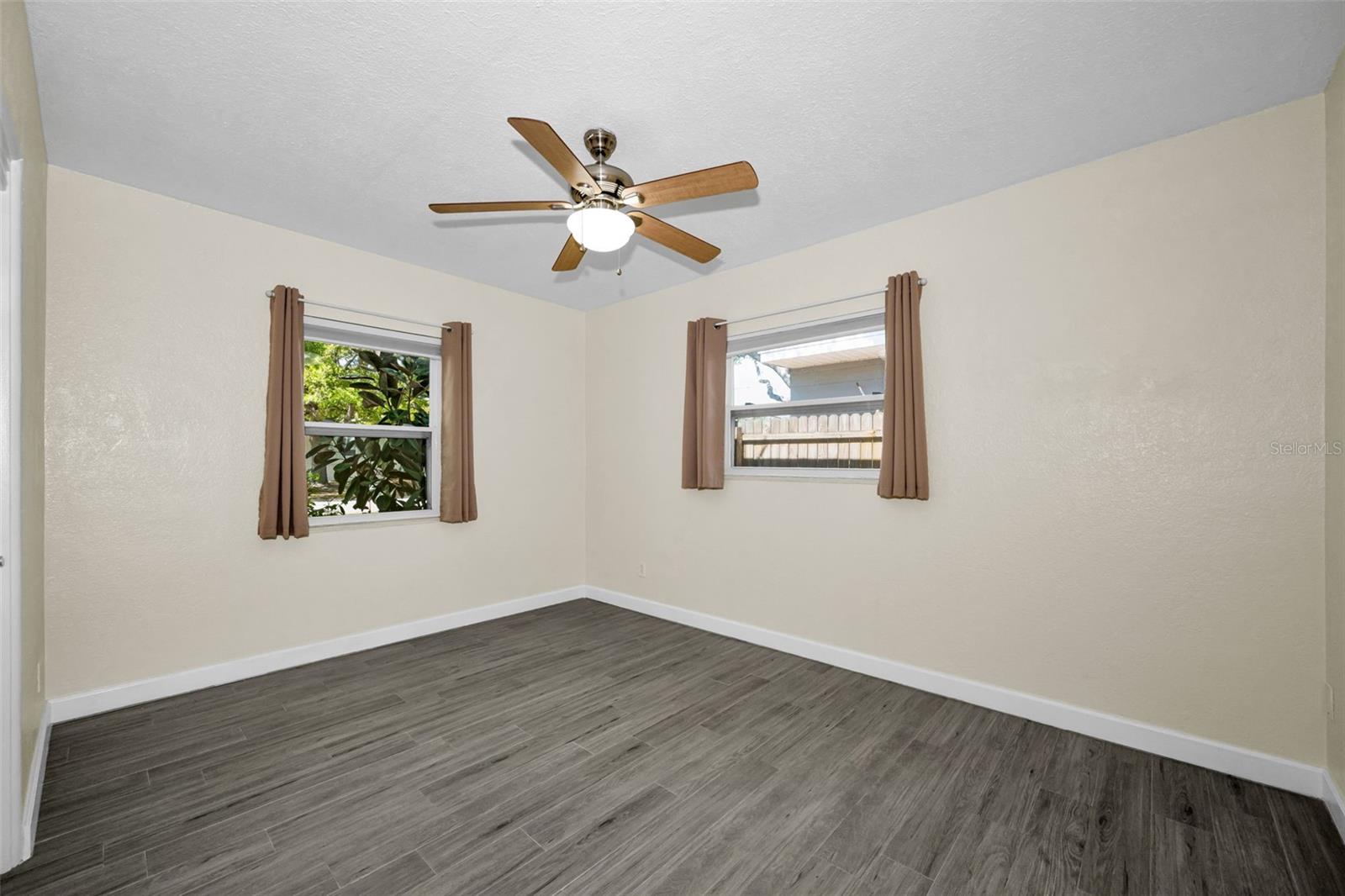 Listing photo id 17 for 5901 10th Street N